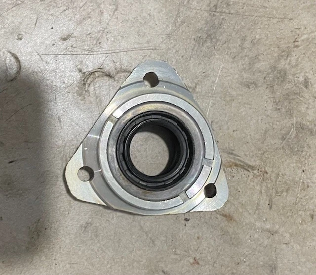 1 NOS  OMC EVINRUDE Johnson  outboard CRANKSHAFT BEARING RETAINER, 333095 - Image 1 of 1