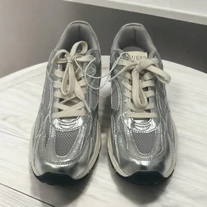 Guess Mujer Zapatos Tenis Lotería Metálico/Crema Talla 10 Nuevos - Imagen 1 de 6