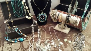 ÉNORME lot de bijoux vintage BOHO - piste artisanale ethnique bohème sud-ouest 950 g + - Photo 1 sur 12