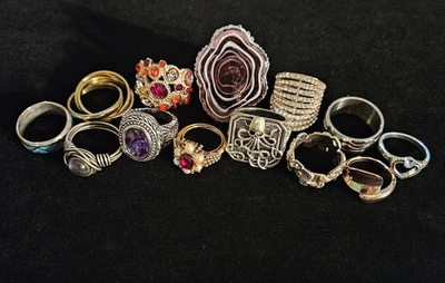 ENORME LOTE DE ANILLO DE DISFRACES VINTAGE 1 Firmado Avon Piedra Roja Vidrio ¡Bonito! 13 piezas Foto 1 de 4