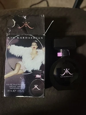 KIM KARDASHIAN, EAU DE TOILET SPRAY, 1,0 FL OZ, TAPA ROTA Foto 1 de 4