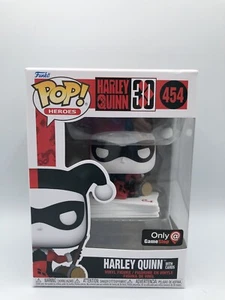 Funko Pop! Helden Harley Quinn mit Karten GameStop Exclusive DC 454 - Bild 1 von 6