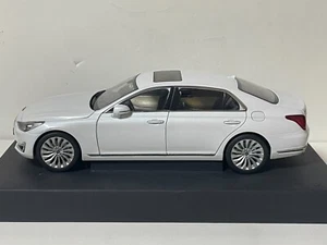 Minikraft 1/18 Hyundai Genesis G90(EQ900) White Dicast(Paint Smudging Issue) - Picture 1 of 21