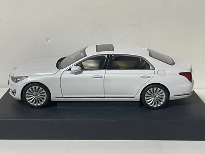Minikraft 1/18 Hyundai Genesis G90(EQ900) White Dicast(Paint Smudging Issue) - Image 1 of 4