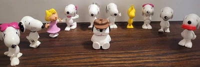 Juego de 11 piezas de juguetes pequeños hechos en plástico Snoopy Foto 1 de 4