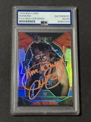 Tarjeta autografiada firmada por MANKIND 2023 PANINI SELECT WWE ROJO AZUL PRIZM PSA/DNA Foto 1 de 2