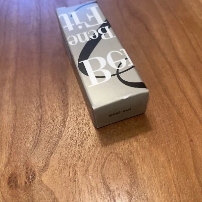 Lápiz labial Benefit despegable Foto 1 de 3