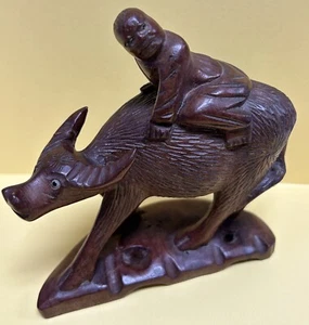 Vintage chinesische handgeschnitzte Holzskulptur eines Jungen/Mannes auf einem Wasserbüffel/Ochsen - Bild 1 von 7