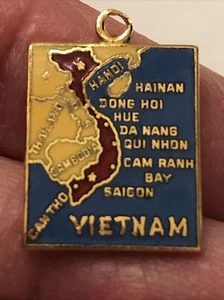 Auténtico Dije de Metal Tono Dorado Mapa Vietnam del Norte y del Sur Era de la Guerra de Vietnam - Imagen 1 de 8