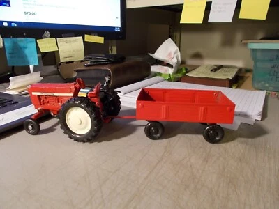 ERTL INTERNATIONAL HARVESTER TRACTOR WITH HAY WAGON RED 1:32 - Image 1 of 4