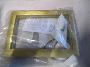 Brida de piso de alfombra rectangular de latón Hubbell SB3084, 6,00" X 8,14" - Imagen 1 de 3