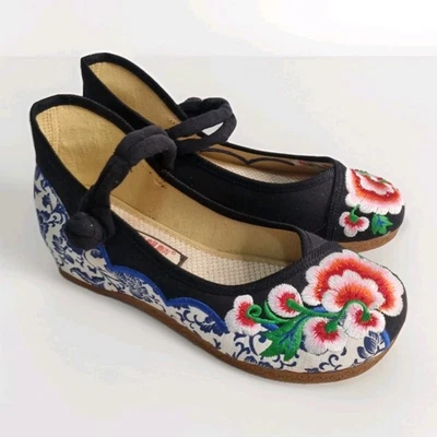 Chinese Mary Jane Shoes Size 250 AU 8.5  Floral Embroidered Low Wedge Leisure  - Image 1 of 4