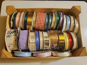Nuevos y usados (lote de 30) carretes de radomo de cinta y encaje muchos estilos y tamaños. - Imagen 1 de 10