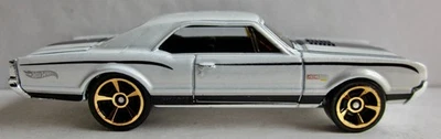 Hot Wheels 67 Oldsmobile #101 de la serie Muscle Mania 2012 blanco Foto 1 de 4
