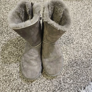 UGG Damen Mini Bailey Bow II Stoff mandelförmige Zehenpartie Knöchelgrau Größe 9 - Bild 1 von 6