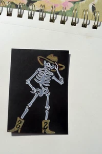 ACEO Original Tarjeta de Arte Horror Halloween Esqueleto Botas de Vaquero y Sombrero no es una impresión - Imagen 1 de 3