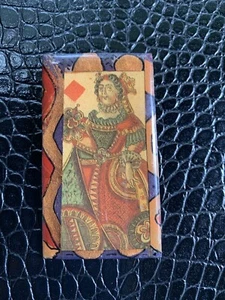 Spielkarten Brosche Anstecknadel Königin der Diamanten Handarbeit Kunsthandwerk Poker Face Karte - Bild 1 von 6