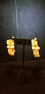 Pendientes Clip Vintage Trifari Cuentas Blancas Tono Oro Lucita - Imagen 1 de 5