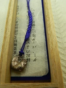 Japanisches Netsuke Huhn Charm 800 Silber an blau geflochtener Schnur in Holzbox - Bild 1 von 7