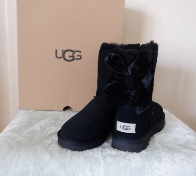 Bota UGG Bailey Bow II Terciopelo Cinta Gamuza/Piel de Oveja Talla 5 Nueva En Caja Foto 1 de 4