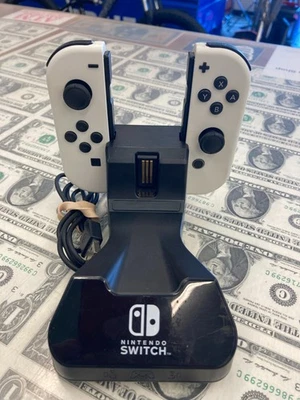 PowerA 开关充电底座 1525991-01 带 HAC-015/HAC-016 OLED Joycons 白色 — 第 1/4 张图片