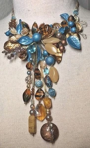 Wunderschöne Statement Halskette in Glas und Kristallperlen blau und kupferfarben - Bild 1 von 9