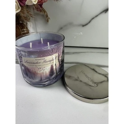 Vela de mezcla de cera de soja Goose Creek lavanda nevada 14,5 oz con aceites esenciales Foto 1 de 4