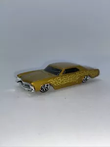 2001 HOT WHEELS '64 BUICK RIVIERA GOLD 1:64 PRESSOFUSO 3 1/8" AUTO CON FIAMME GIALLE - Foto 1 di 8