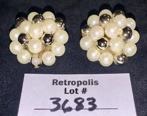 Pendientes de clip vintage con cuentas de imitación de perlas en tono dorado en racimo - Imagen 1 de 10