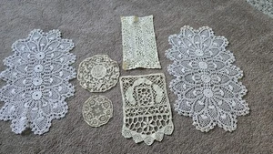 Konvolut 6 Vintage handgefertigte & gehäkelte Leinendeckchen einige mit gewellten Kanten. - Bild 1 von 5