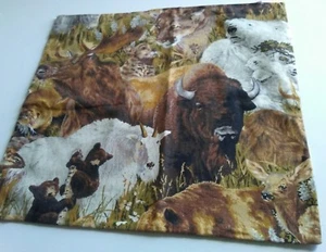 Funda de almohada hecha a mano de 16"" x 15"" osos búfalo ciervos alces árboles dorada marrón con cremallera - Imagen 1 de 8