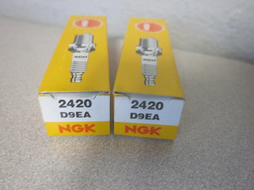 Свеча зажигания NGK новая из старых запасов подходит для Honda CB900 Kawasaki EN500 D9EA Suzuki GS300L D9EA Qty2 - Изображение 1 из 1