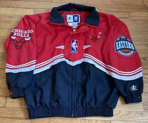 Chaqueta cortavientos hinchada vintage años 90 Chicago Bulls abrigo logotipo atlético para hombre grande - Imagen 1 de 8