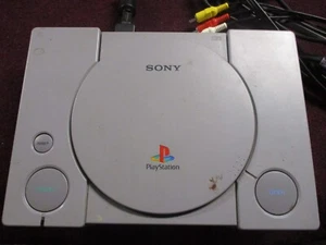 Sony Playstation 1 PS1 SCPH-7001. Powers up to start page on TV. No further test - Picture 1 of 14