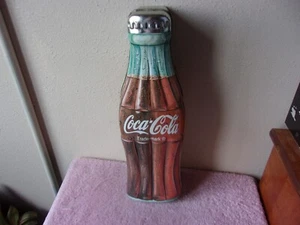 DE COLECCIÓN ""EN FORMA DE BOTELLA DE COCA-COLA"" PUBLICIDAD LATA DE METAL VACÍO...1997 - Imagen 1 de 7