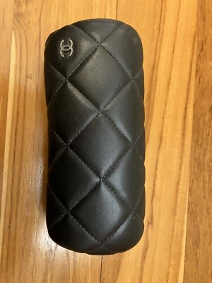 Gafas de sol Chanel negras acolchadas estuche rígido con cubierta. ¡Apenas usado!! Foto 1 de 3