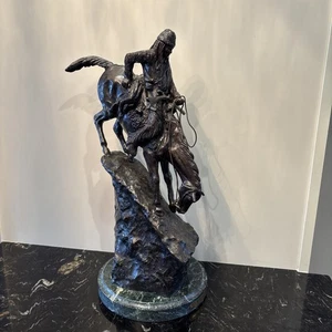 Frederic Remington "Mountain Man" scultura in bronzo, 18”H x 10”L x 6”W - Foto 1 di 11