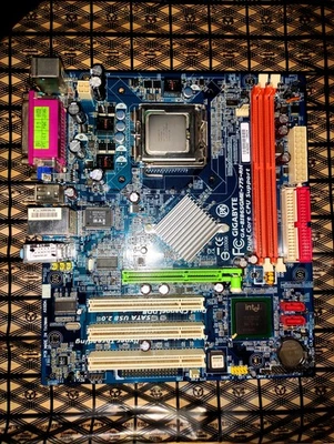 Gigabyte GA-8I865GME-775-RH (rev. 1.1) AGP8X Soket 775 Motherboard + Pentium 541 - Image 1 of 4