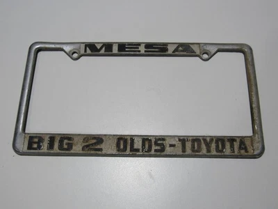 Vintage Big 2 Oldsmobile-Toyota Mesa AZ Metal License Plate Frame Tag Dealer Car - Imagem 1 de 3