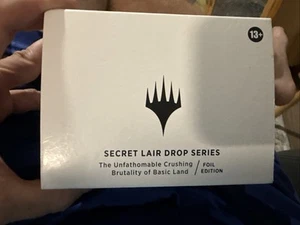 MTG: Secret Lair - L'insondabile brutalità schiacciante della terra di base - Foil NUOVO - Foto 1 di 3