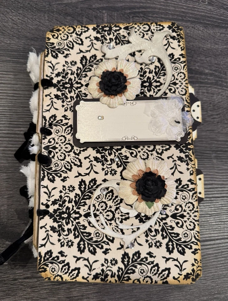 Álbum de scrapbooking feito à mão 10 1/2 X 6 1/2. Seis páginas. - Imagem 1 de 4