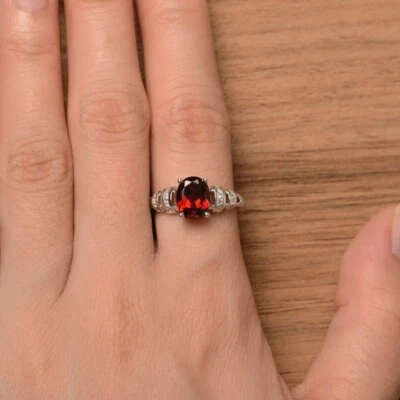 Anillo de plata de ley 925 granate rojo corte ovalado piedras preciosas naturales anillo mínimo para mujer Foto 1 de 4