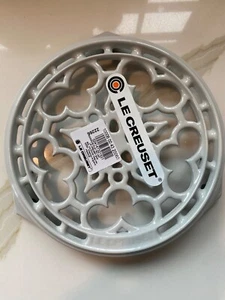 LE CREUSET VAPEUR ROUND TRIVET CAST IRON  NEW/ORIGINAL BOX - Picture 1 of 8