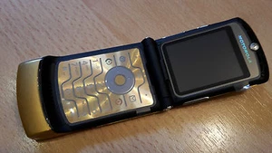 Motorola RAZR V3  Gold Klapphandy ohne Vertrag 36 Monate ( 3 Jahre ) Gewähr - Bild 1 von 2