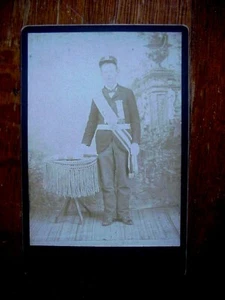 Antikes KABINETTKARTENFOTO junger Mann in Logenuniform mit ADLERSCHNALLE - Bild 1 von 4