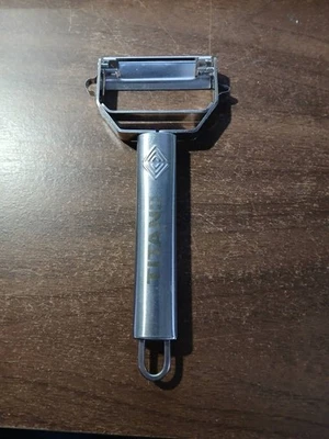 Pelador de verduras de hoja de acero inoxidable Titan herramienta Julienne Foto 1 de 2