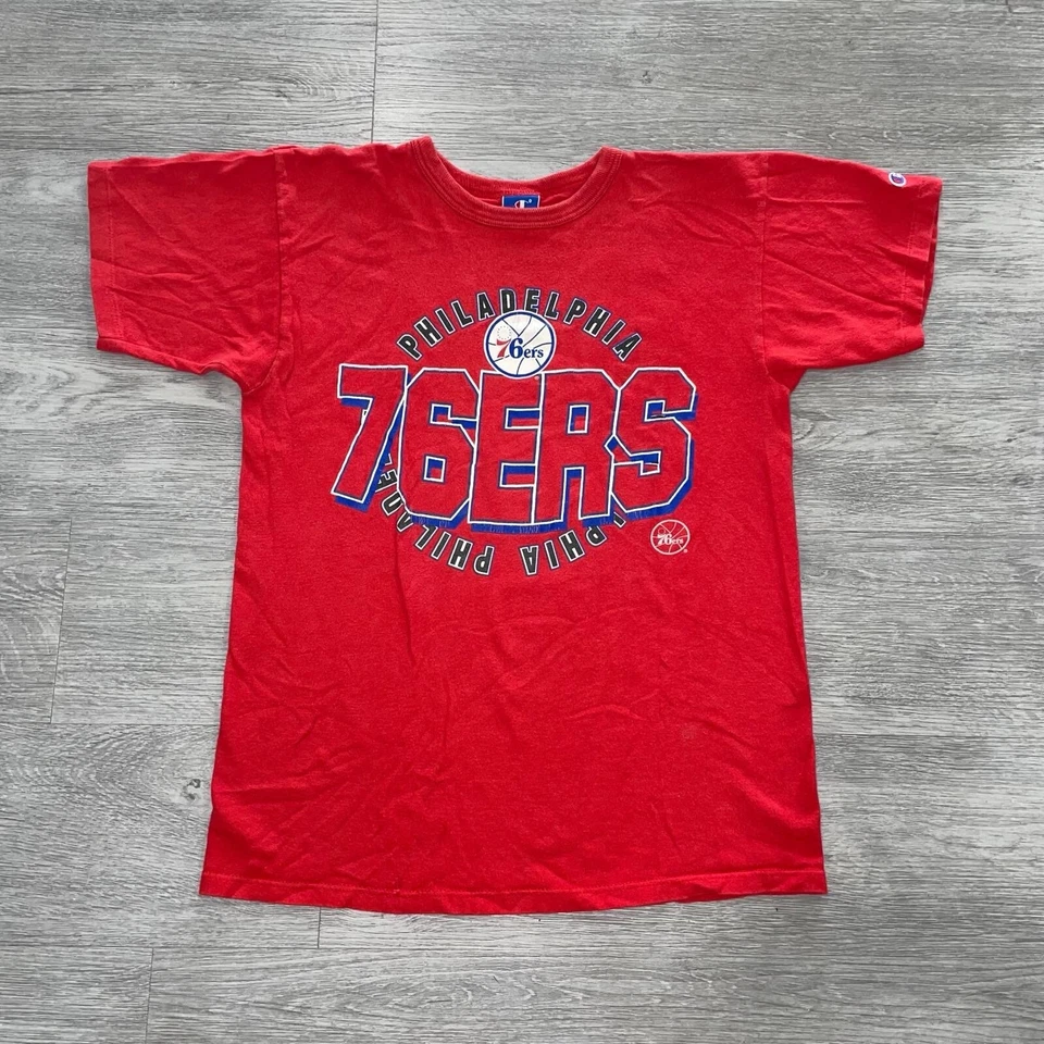 Camiseta Vintage 90’s Champion Philadelphia 76ers Mujer’s Grande Roja NBA Hecha en EE. UU. Foto 1 de 4