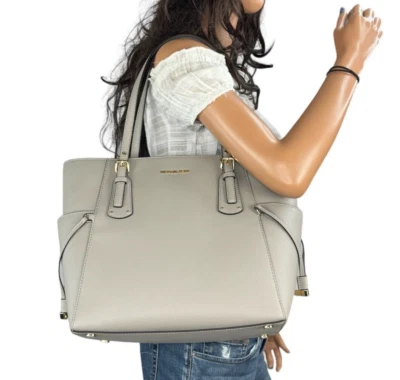 BOLSO DE HOMBRO MICHAEL KORS VOYAGER EAST WEST CON CORDÓN GRIS PERLA/DORADO Foto 1 de 4