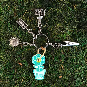 HOTI Handmade Beach Babe Keychain Roach Clip Sun Chairs Charm Key Chain Tanning - Foto 1 di 3