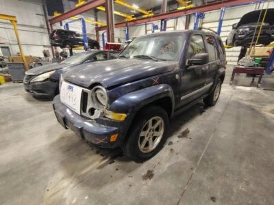 06 - 07 JEEP LIBERTY Radiator  E846650 - Imagem 1 de 4